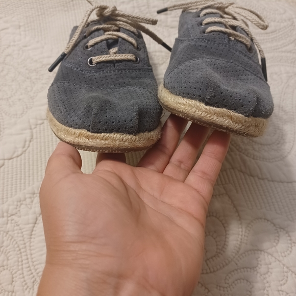 TOMS lace up DISCOUNTED SHIPPING - Picture 4 of 14